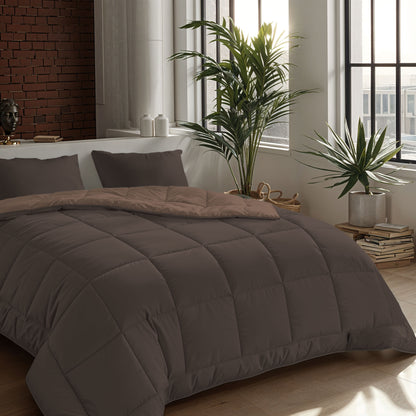Moderne slaapkamer met een Zelesta Comfort Duo Dekbed - Chocolade bruin & Mokka en twee bijpassende kussens. Grote ramen, groene planten, gestapelde boeken en bakstenen en witte muren vullen deze natuurlijk verlichte ruimte.