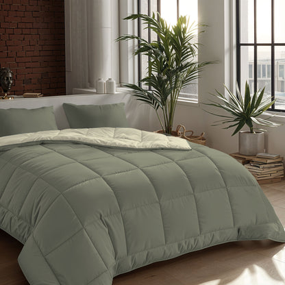 Moderne slaapkamer met grote ramen, groene planten en een bakstenen accentmuur. Het bed is netjes opgemaakt met het Zelesta Comfort Duo Dekbed in olijfgroen & crème en bijpassende kussens. Naast het bed liggen boeken opgestapeld.