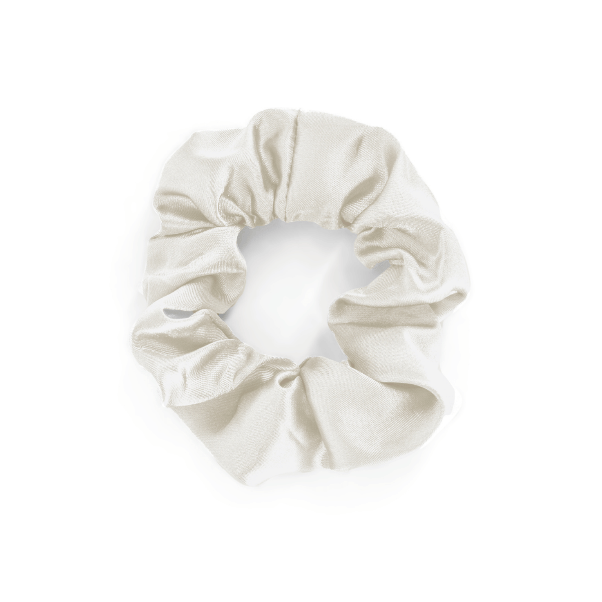De Zelesta Sleeping Beauty Set - Pearl White heeft een zachte, gerimpelde satijnen scrunchie op een strakke witte achtergrond - ideaal om te combineren met je satijnen kussensloop voor glad, kroesvrij haar.