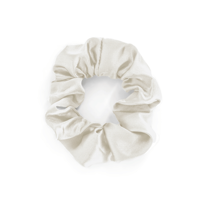De Zelesta Sleeping Beauty Set - Pearl White heeft een zachte, gerimpelde satijnen scrunchie op een strakke witte achtergrond - ideaal om te combineren met je satijnen kussensloop voor glad, kroesvrij haar.