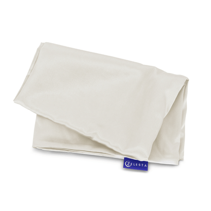 Een gevouwen Zelesta Sleeping Beauty Set kussensloop van parelwit satijn, met een gebroken witte tint en een blauw label met de merknaam Zelesta.