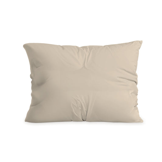 De Zelesta Comfort Duo Kussensloop - Champagne is een crèmekleurig kussensloop met een licht gerimpeld superzacht microvezeloppervlak en een luxe rits, tegen een effen witte achtergrond.