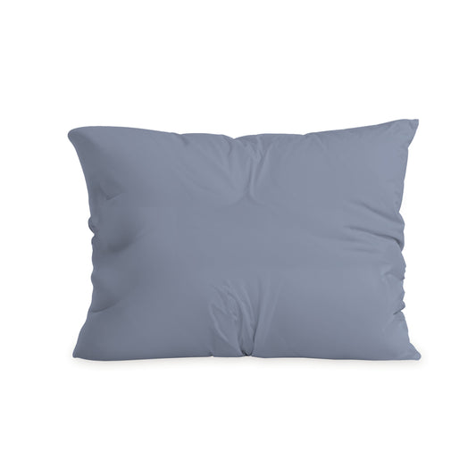 De Zelesta Comfort Duo Kussensloop in ijsblauw, gemaakt van wasmachine geschikte microvezel en luxe rits, wordt getoond met een licht gerimpeld oppervlak tegen een effen witte achtergrond.