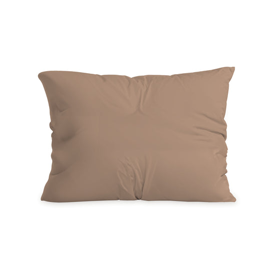 Een Zelesta Comfort Duo Kussensloop - Terra, effen en licht gerimpeld in lichtbruin, rust tegen een witte achtergrond.