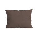 Een Zelesta Comfort Duo Kussensloop in chocolade bruin met lichte kreukels wordt getoond tegen een witte achtergrond, met een luxe rits voor eenvoudig schoonmaken.