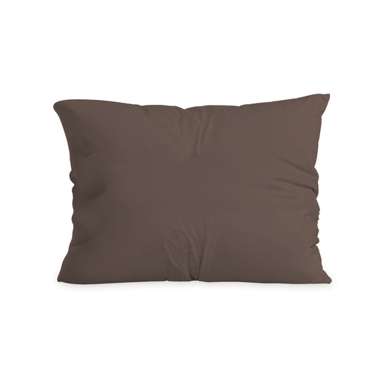 Een Zelesta Comfort Duo Kussensloop in chocolade bruin met lichte kreukels wordt getoond tegen een witte achtergrond, met een luxe rits voor eenvoudig schoonmaken.