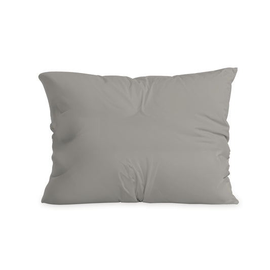 De Zelesta Comfort Duo Kussensloop - Grijs wordt getoond in effen grijze microvezel met lichte rimpels, ideaal voor gebruik met 60x70cm kussenslopen tegen een witte achtergrond.