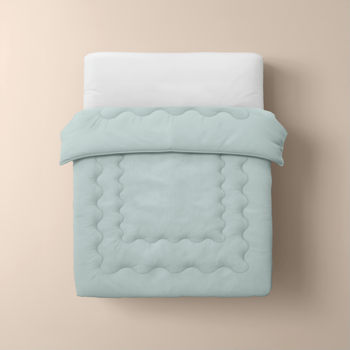 Een netjes opgemaakt bed met een wit kussen, wit laken en de mintgroene Zelesta Cooling Blanket op een beige achtergrond, van bovenaf gezien.