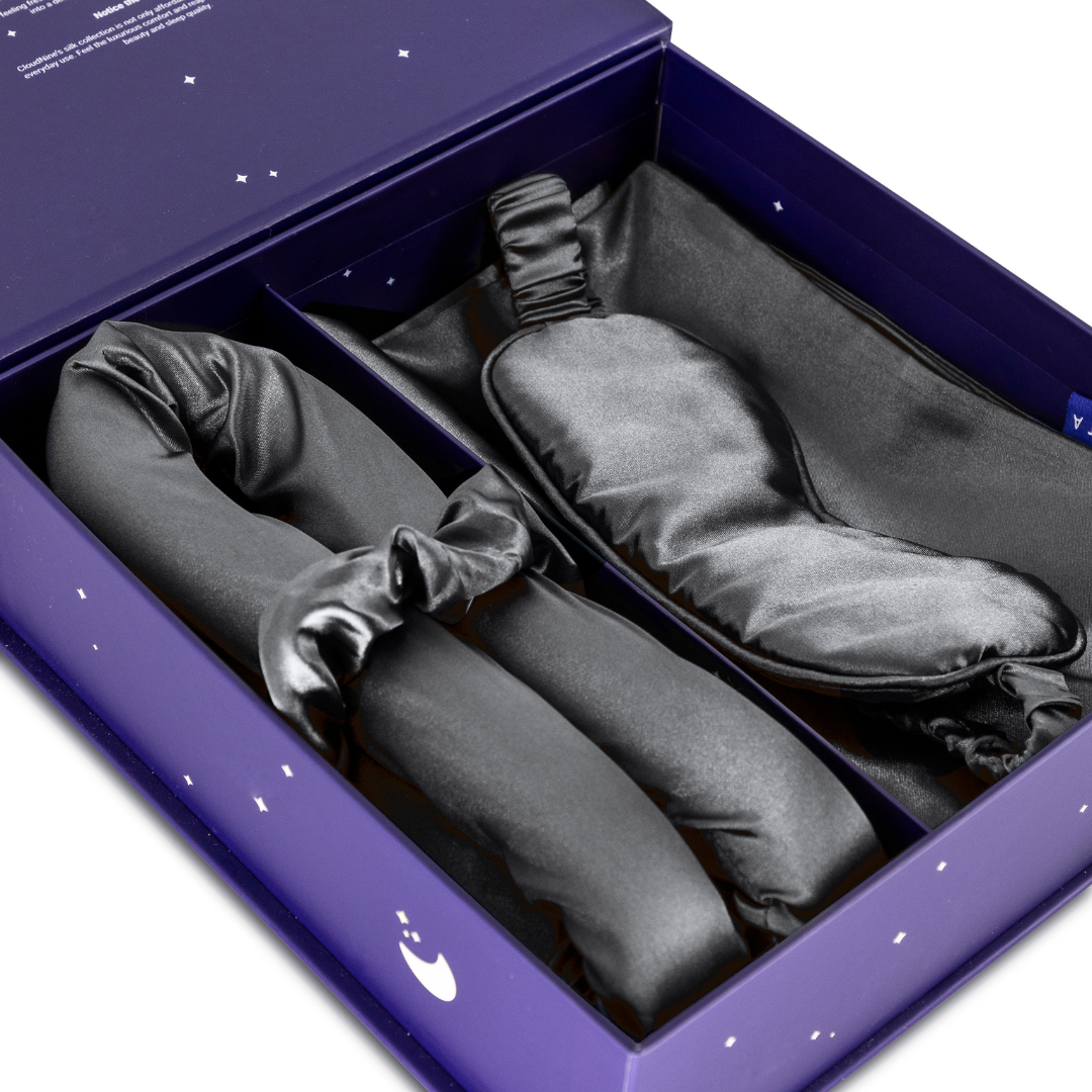 De Zelesta Sleeping Beauty Set - Amazing Anthracite bevat een zwart Mulberry zijden slaapmasker, een scrunchie en een lang zijden item in een paarse doos met ster- en maanontwerpen - perfect voor een anti-aging nachtroutine.