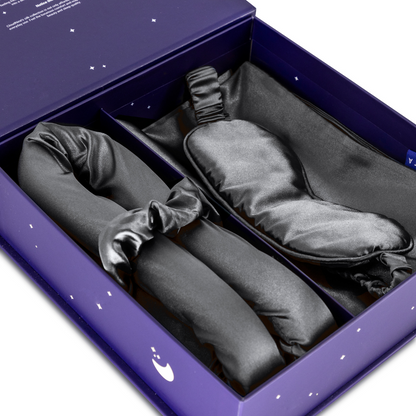 De Zelesta Sleeping Beauty Set - Amazing Anthracite bevat een zwart Mulberry zijden slaapmasker, een scrunchie en een lang zijden item in een paarse doos met ster- en maanontwerpen - perfect voor een anti-aging nachtroutine.