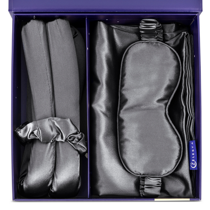 De Zelesta Sleeping Beauty Set - Amazing Anthracite bestaat uit een zwart satijnen slaapmasker, een Mulberry zijden kussensloop en twee scrunchies, allemaal elegant gepresenteerd in een paarse doos.