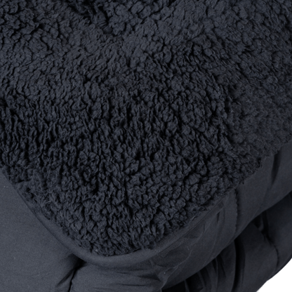 Close-up van het Zelesta Teddybed - Antraciet, met zwart structuurfleece materiaal dat lijkt op teddystof dekbedstof.