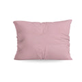 De Zelesta Comfort Uni kussenslopen set van 2 in oud roze heeft zachte, licht gerimpelde microvezel hoezen met een luxe rits; deze wasmachine geschikte kussenslopen zijn afgebeeld tegen een effen witte achtergrond.
