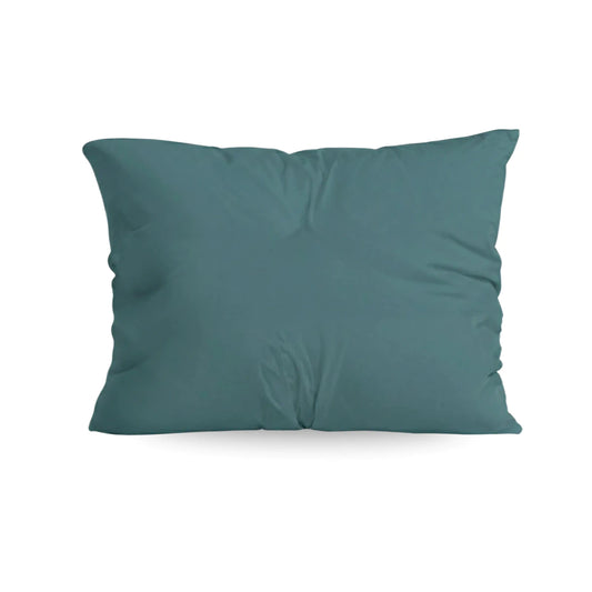 De Zelesta Comfort Uni kussenslopen set van 2 in zeegroen is afgebeeld tegen een witte achtergrond, met een effen dessin met een licht gekreukelde look en gemaakt van superzachte microvezel voor extra comfort.