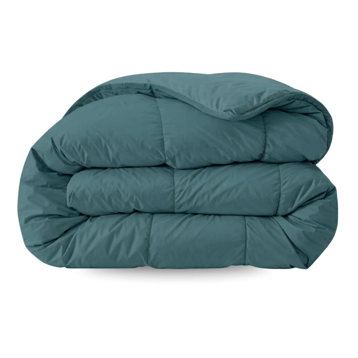 Het Zelesta Comfort Uni Dekbed in zeegroen is een dekbed voor alle seizoenen, netjes opgevouwen tegen een witte achtergrond.