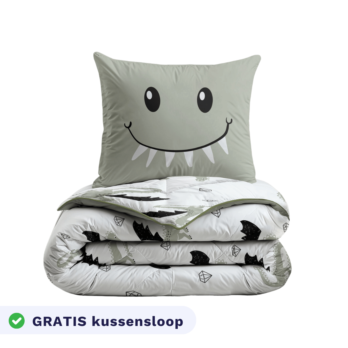 Een opgevouwen Zelesta Kiddybed - Smiling Dragon met zwarte patronen en een lichtgrijs kussen met een lachend hoektandgezicht. Tekst overlay: GRATIS kussensloop met een vinkje.