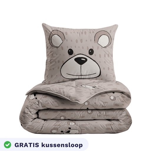 De Zelesta Kiddybed - Happy Bear set bestaat uit een opgevouwen beddengoed met een teddyberengezicht, bijpassende kussensloop en dekbedovertrek. Het is gemaakt van anti-allergisch materiaal en heeft een Nederlands label: GRATIS kussensloop.