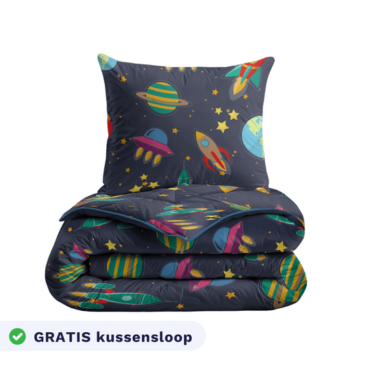 Het Zelesta Kiddybed - Space Dream is een wasbaar kinderdekbedovertrek met een ruimtethema van planeten, raketten en sterren op een donkere achtergrond, en wordt geleverd met een gratis kussensloop.