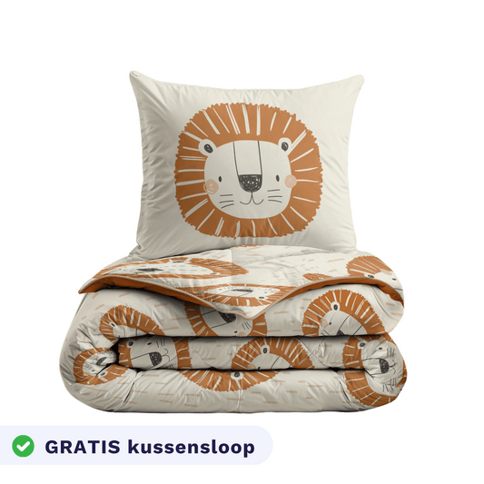 De Zelesta Kiddybed - Lucky Lion kinderset bestaat uit een wasbaar deken en kussensloop met cartoon leeuwdessin, inclusief GRATIS extra kussensloop. Gemaakt van hypoallergeen materiaal voor optimale temperatuurregulatie en gezonde nachtrust.