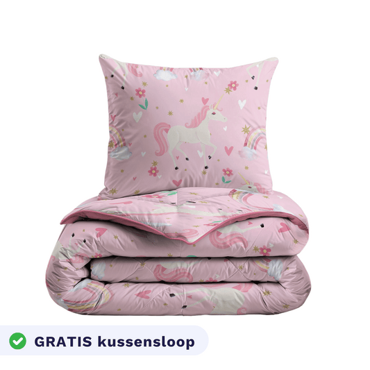 De Zelesta Kiddybed - Rainbow Unicorn set bestaat uit roze beddengoed met een eenhoorn-thema en een bijpassende kussensloop met regenbogen, sterren en hartjes. GRATIS kussensloop. Het anti-allergisch dekbed is wasbaar en ideaal voor ieder kinderbed.