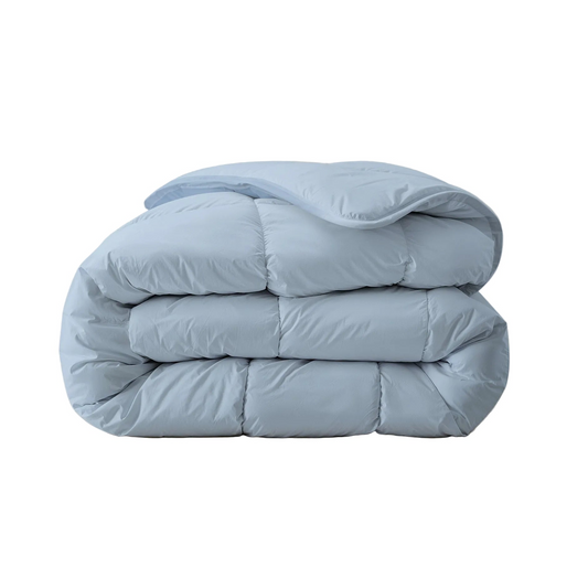 Zelesta Everyday Uni Dekbed - Lichtblauw netjes opgevouwen tegen een witte achtergrond - dekbed en overtrek in één voor moeiteloos comfort.