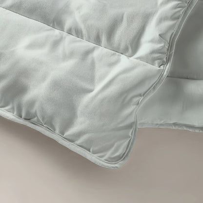Mistgroen gewatteerd Zelesta Everyday Uni Dekbed, getoond gevouwen in de hoek op een neutrale achtergrond. Dit dekbed en overtrek in één biedt het hele jaar door comfort en gemak.