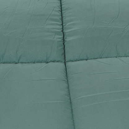 Een close-up van het Zelesta Teddybed - Groen laat de groenblauwe gewatteerde teddystof stof zien, compleet met zichtbare stiksels en gezellige pluche dekbed-achtige rimpels.