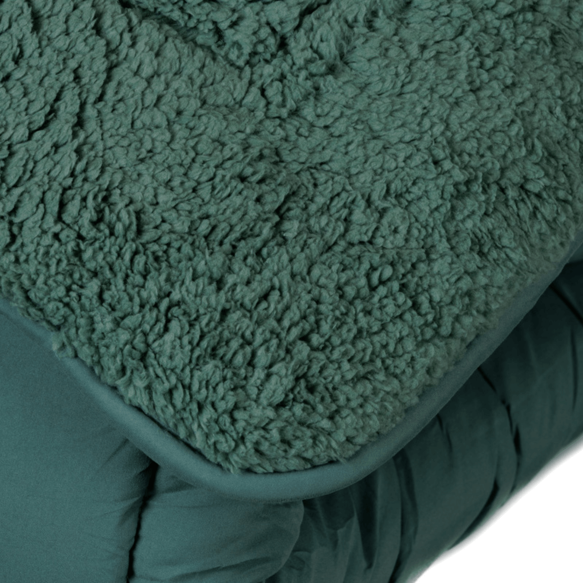 Close-up van het Zelesta Teddybed - Groen met zijn groene, gestructureerde, met fleece gevoerde dekbed met zacht, pluche materiaal en gewatteerde stof.