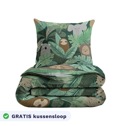 Het Zelesta Kiddybed - Jungle Fantasy is een groen dekbedovertrek met een jungle thema, met cartoon dieren zoals koala, luiaard, aap en bladeren. "GRATIS kussensloop" met een vinkje staat onderaan.