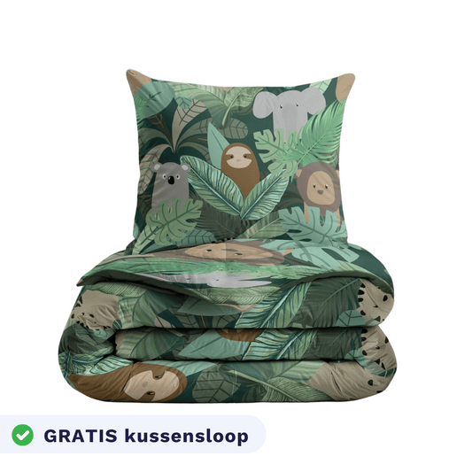 Het Zelesta Kiddybed - Jungle Fantasy is een groen dekbedovertrek met een jungle thema, met cartoon dieren zoals koala, luiaard, aap en bladeren. "GRATIS kussensloop" met een vinkje staat onderaan.