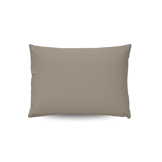 De Zelesta Wonderbed Kussensloop Set van 2 in naturel taupe heeft rechthoekige, effen kussenslopen met een gladde textuur en superzachte microvezel, afgebeeld tegen een witte achtergrond.