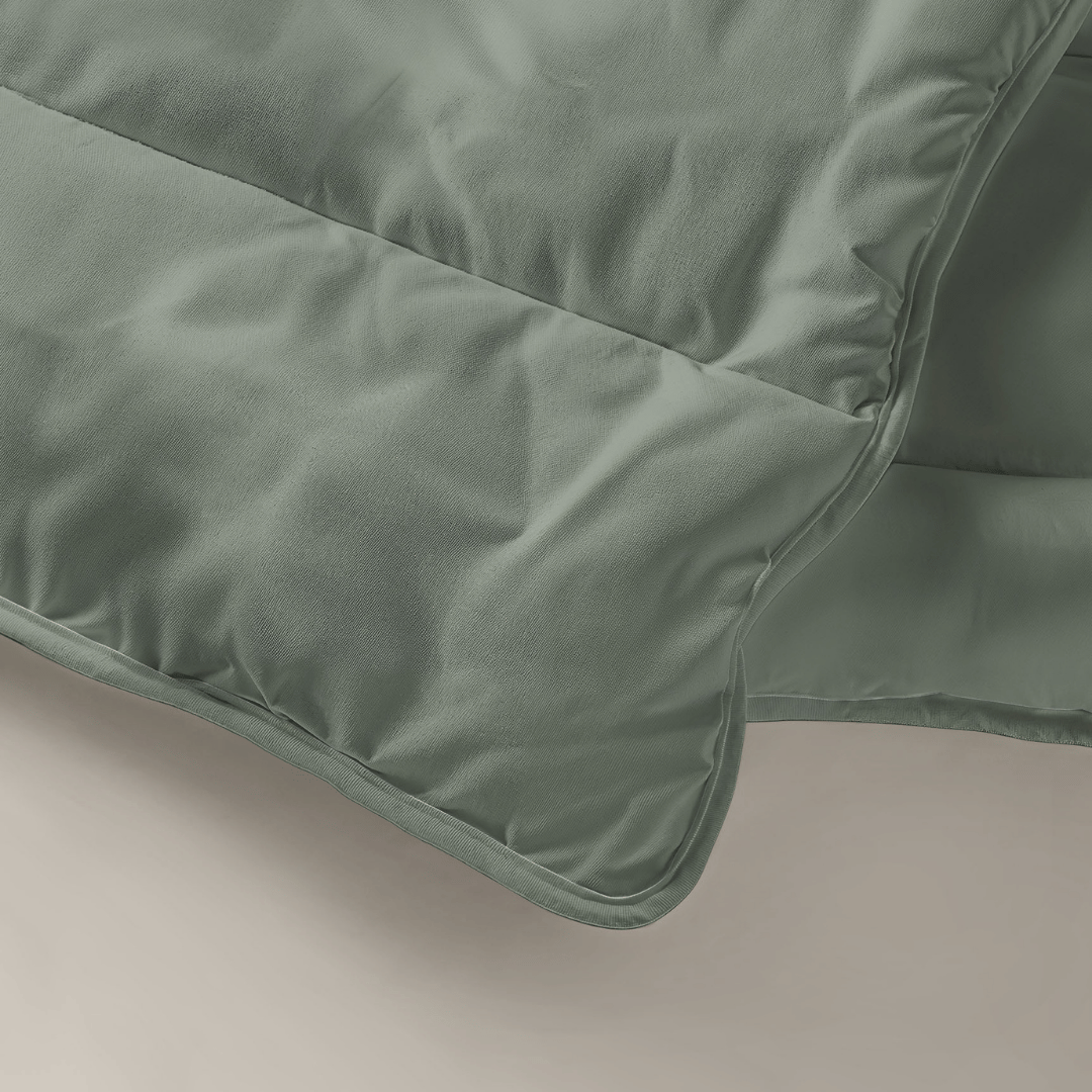 Een close-up van het Zelesta Royalbed - Pastel Green doorgestikt all-season dekbed, met de gedetailleerde stiksels en zachte stoftextuur.