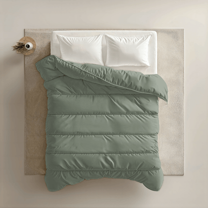 Een keurig opgemaakt bed met twee witte kussens en een Zelesta Royalbed - Pastel Green dekbed ligt op een crèmekleurig vloerkleed, naast een nachtkastje met een vaas, alles van bovenaf gezien.