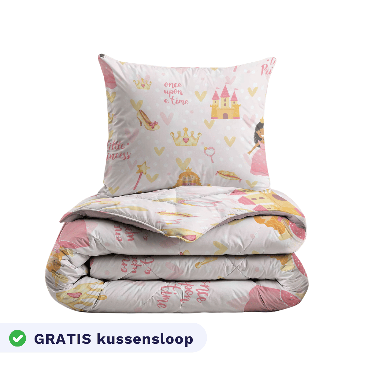 Het Zelesta Kiddybed - Princess is een gevouwen dekbedovertrek en dekbedovertrek in één met een bijpassend kussen met kronen, kastelen en toverstokken; op de tekst overlay staat GRATIS kussensloop.