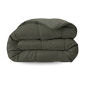 De Zelesta Pure Uni Dekbed Katoen in olijfzwart is een donkergroene, gevouwen katoenen deken op een witte achtergrond, ideaal voor ademend slaapcomfort.
