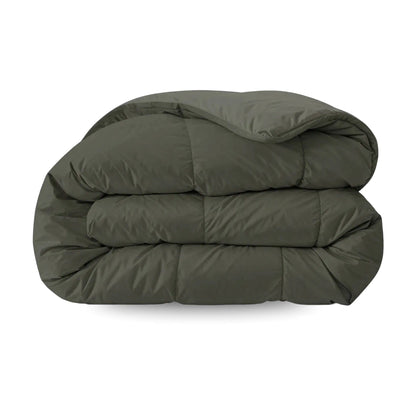 De Zelesta Pure Uni Dekbed Katoen in olijfzwart is een donkergroene, gevouwen katoenen deken op een witte achtergrond, ideaal voor ademend slaapcomfort.
