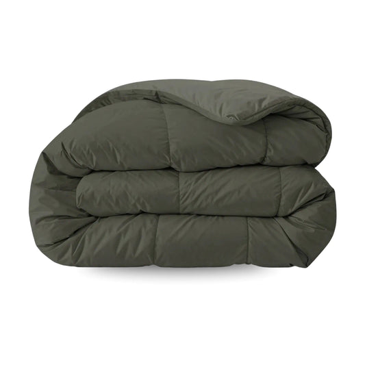 De Zelesta Pure Uni Dekbed Katoen in olijfzwart is een donkergroene, gevouwen katoenen deken op een witte achtergrond, ideaal voor ademend slaapcomfort.