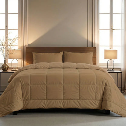 Een keurig opgemaakt bed met een Zelesta Pure Uni Dekbed Katoen in cacaobruin en kussens staat in het midden tussen twee ramen, geflankeerd door houten nachtkastjes met bijpassende lampen voor een ademend slaapcomfort.