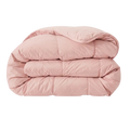 Een gevouwen Zelesta Pure Uni Dekbed Katoen in zachtroze, met zichtbare stiksels voor ademend slaapcomfort, tegen een effen witte achtergrond.