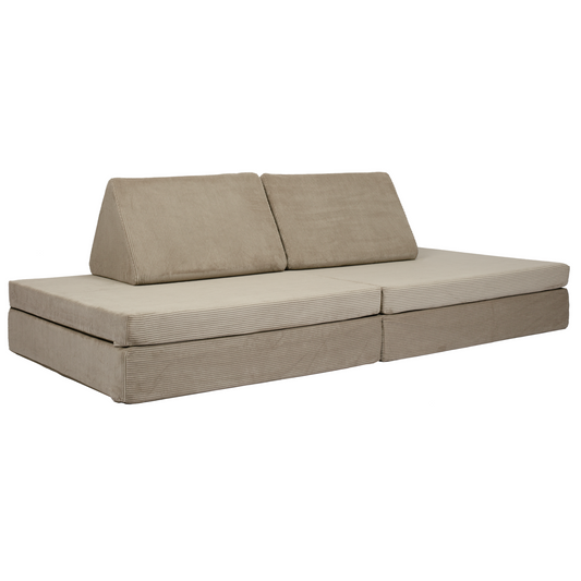 De BAAAP - De geliefde speelbank - Taupe Corduroy is een modulaire, taupe corduroy bank met twee schuine rugleuningen en een lage rechthoekige vorm - perfect als speelbank voor kinderen om urenlang van te genieten.