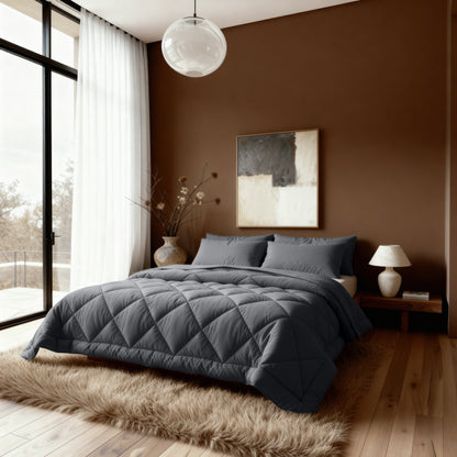 Een moderne slaapkamer met het Zelesta Comfort Uni diamond Dekbed in antraciet op het bed, een bruine accentmuur, abstracte kunst, een raam van vloer tot plafond met witte gordijnen en een ronde hanglamp.