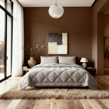 Een keurig opgemaakt bed met een Zelesta Comfort Uni diamond Dekbed in zandbeige staat op een ruig tapijt in een moderne slaapkamer met bruine muren, houten vloeren en grote ramen met witte gordijnen.