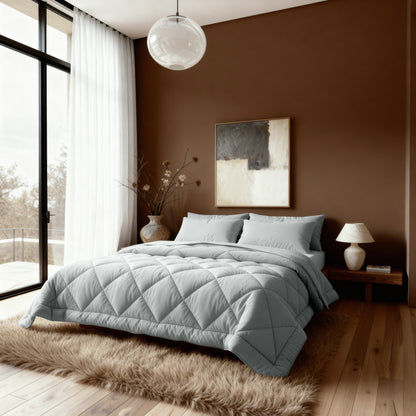 Een moderne slaapkamer met het Zelesta Comfort Uni diamond Dekbed in grijsblauw, Comfort-lijn beddengoed, een bruine accentmuur, groot raam met voile gordijnen, abstracte kunst en een shaggy vloerkleed op houten vloer.