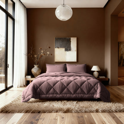 Een moderne slaapkamer met een Zelesta Comfort Uni diamond Dekbed in bordeaux op het bed, abstracte muurkunst, een grote vaas met gedroogde takken, een kleine lamp op het nachtkastje en een ronde hanglamp boven een ruig tapijt.