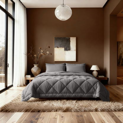 Een moderne slaapkamer met het Zelesta Comfort Uni diamond Dekbed in bruin-grijs, abstract kunstwerk op een bruine muur, groot raam met witte gordijnen en houten vloeren met een shaggy vloerkleed.