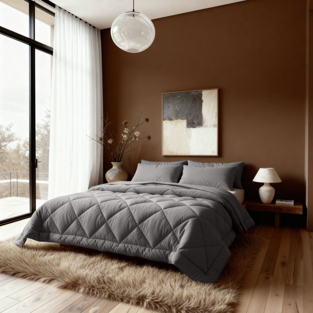 Een moderne slaapkamer met een bruine accentmuur, een groot raam, het Zelesta Comfort Uni diamond Dekbed - Bruin-grijs op het bed, abstracte muurkunst, een nachtkastje en een beige shaggy vloerkleed op een houten vloer.