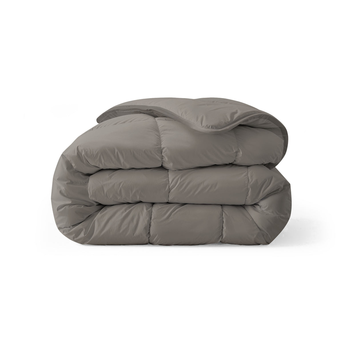 Een netjes opgevouwen, grijs dekbed met een doorgestikt dessin op een witte achtergrond - dit Zelesta Royalbed - Tender Grey doet dienst als dekbed en overtrek in één en biedt het hele jaar door comfort en gemak.