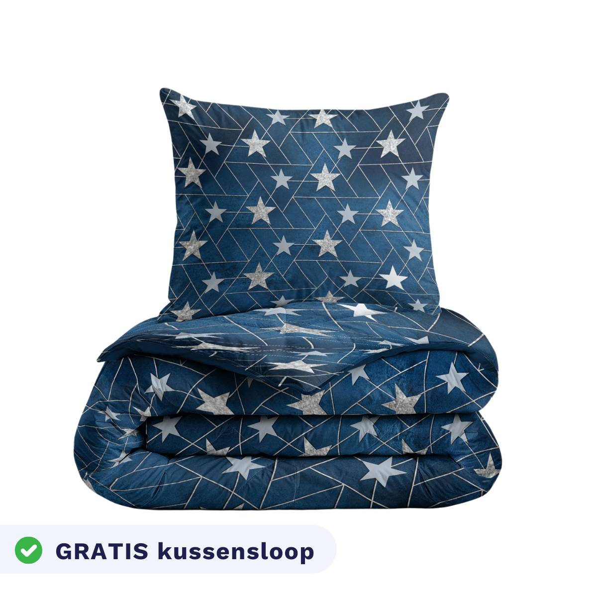 De Zelesta Kiddybed - Silver Stars set bestaat uit een blauw dekbedovertrek en kussensloop met een geometrisch sterrenpatroon, opgevouwen afgebeeld. Het label geeft aan: GRATIS kussensloop.