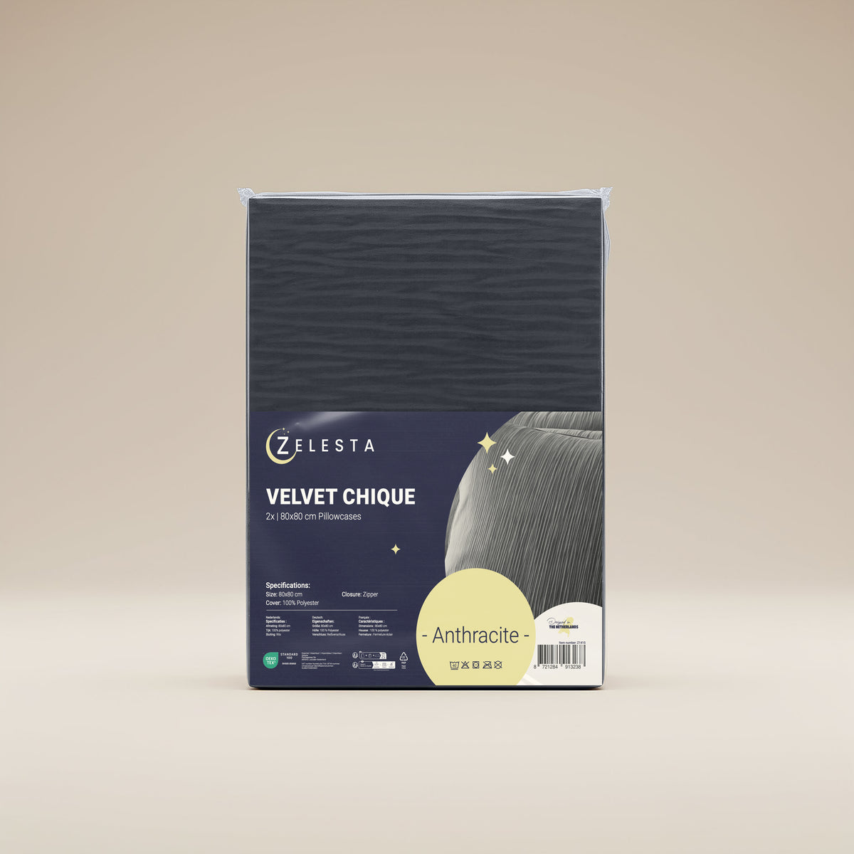 Het Zelesta Velvetbed Chique Kussensloop Set van 2 in antraciet, gemaakt van 100% polyester, staat rechtop tegen een neutrale achtergrond.