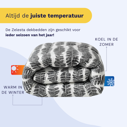 Een gevouwen zwart-wit gedessineerd Zelesta Wonderbed - Savanna Feather dekbed met tekst die laat zien dat het warm blijft in de winter en koel in de zomer, waardoor dit anti-allergische dekbed ideaal is voor elk seizoen.